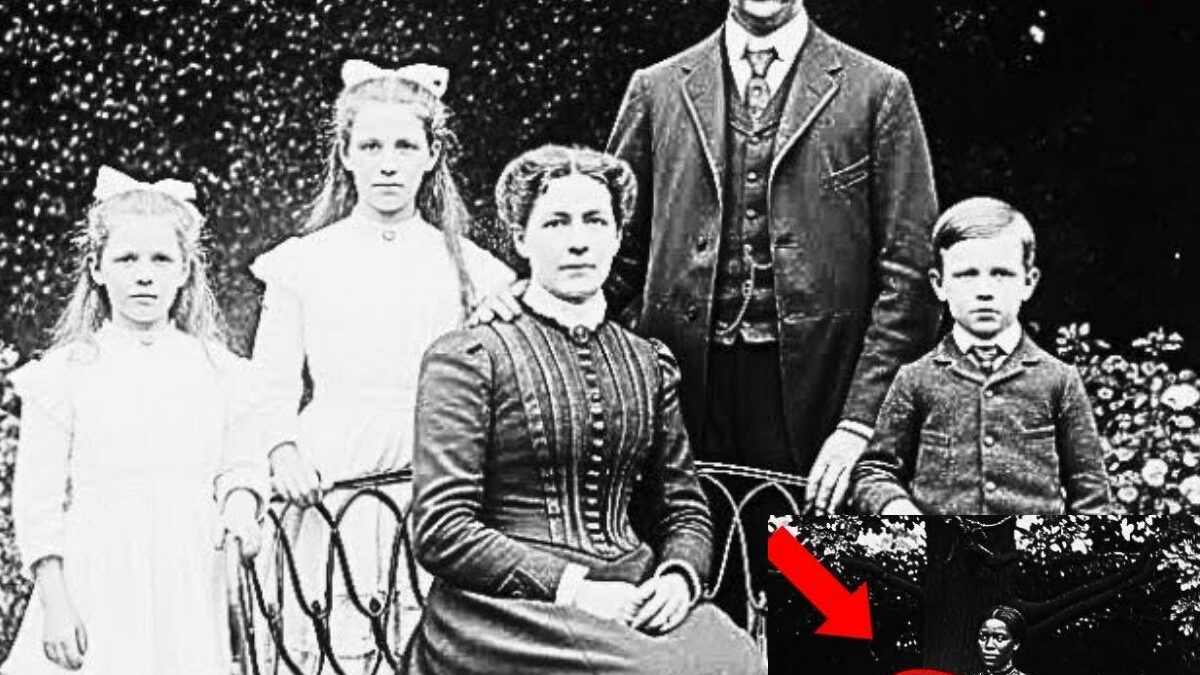 THEY THOUGHT THE WOMAN IN THE 1901 FAMILY PORTRAIT WAS ONLY A SERVANT—UNTIL THE BABY IN HER ARMS EXPOSED TWO CHILDREN ERASED FROM THEIR OWN HISTORY