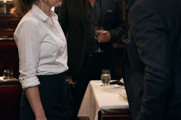 The Mafia Boss Mocked the Exhausted Waitress in Arabic—Then Her Answer Exposed the Cowardice He Hid Behind Power and Put Both Their Lives at Risk