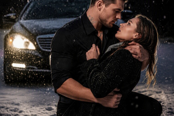 MY DRIVER ABANDONED ME IN A CHRISTMAS BLIZZARD TO DIE—BUT WHEN MY MAFIA BOSS CARRIED ME INTO HIS CAR, MY DEAD PHONE LIT UP WITH A MESSAGE SENT FROM INSIDE HIS HOUSE…